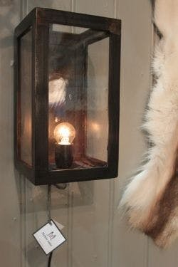 Vegglampe i smijern og med antikk glass