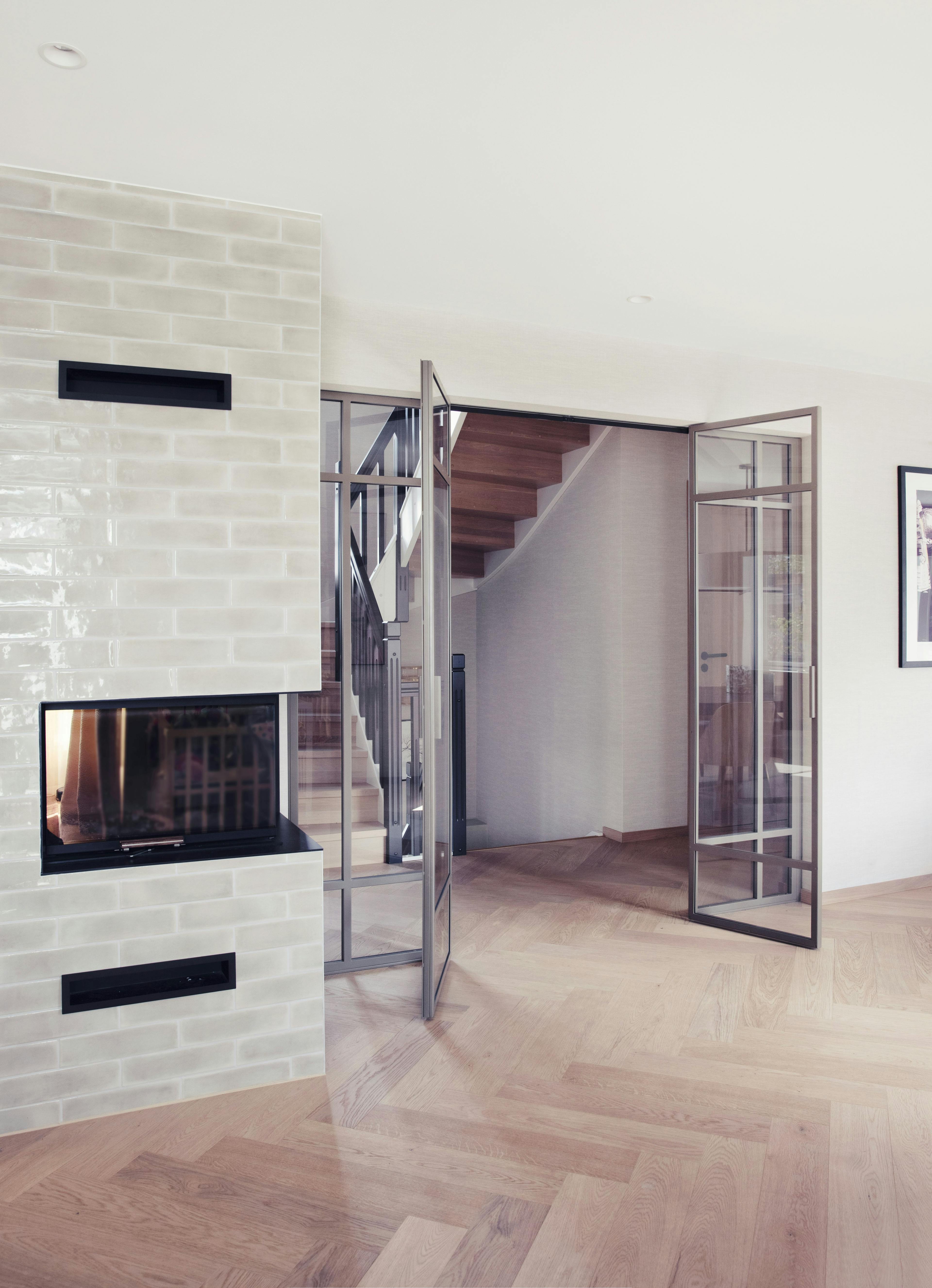 Bildet viser en glassdør med ramme av stål/smijern i en leilighet på Frogner i Oslo. Kalles også "Smijernsdører”, “New York-dører”, “franske dører”, “jerndører med glass”, “industrielle glassdører”, “metalldører” – eller bare “glassdører”